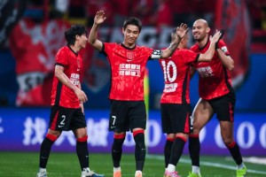 开云官网-4-0横扫！中超领头羊踢疯了：8场不败，王钰栋掉下神坛：5场0球